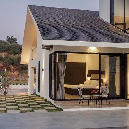 Saffronstays Stargazer, Karjat - Luxury Pool Villa With Lake View Buitenkant foto