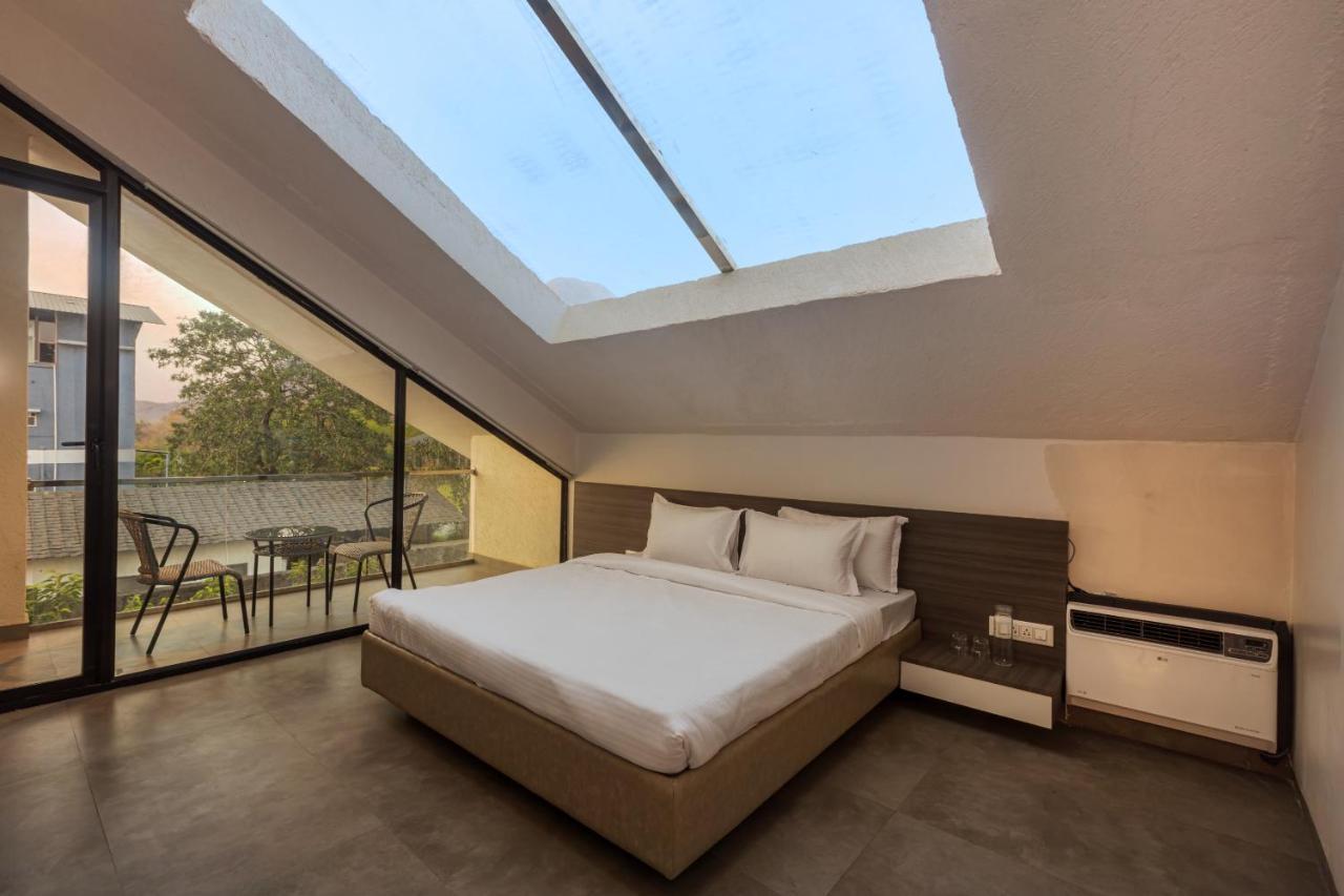 Saffronstays Stargazer, Karjat - Luxury Pool Villa With Lake View Buitenkant foto
