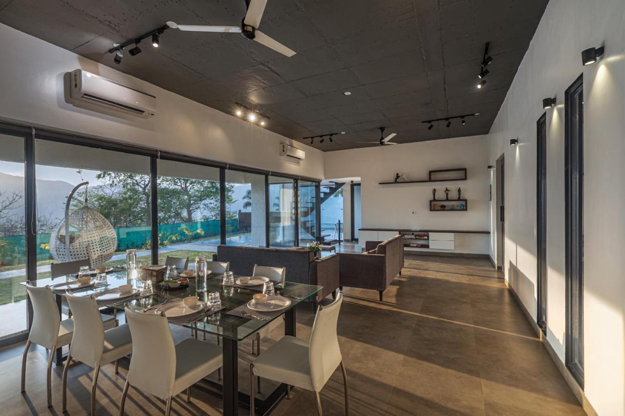 Saffronstays Stargazer, Karjat - Luxury Pool Villa With Lake View Buitenkant foto