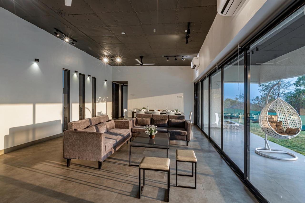 Saffronstays Stargazer, Karjat - Luxury Pool Villa With Lake View Buitenkant foto