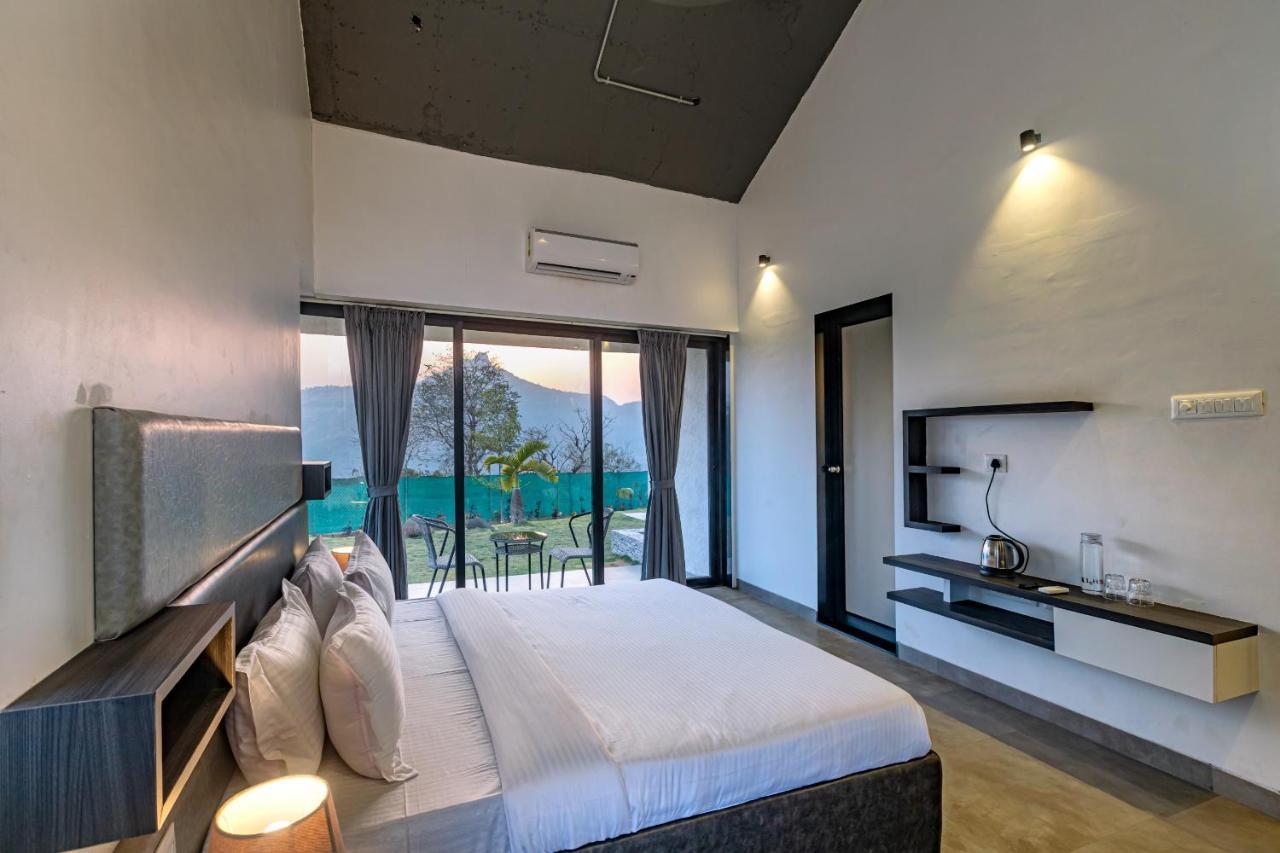 Saffronstays Stargazer, Karjat - Luxury Pool Villa With Lake View Buitenkant foto