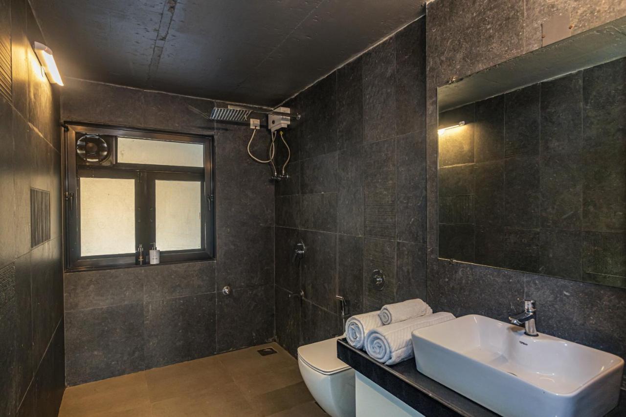 Saffronstays Stargazer, Karjat - Luxury Pool Villa With Lake View Buitenkant foto
