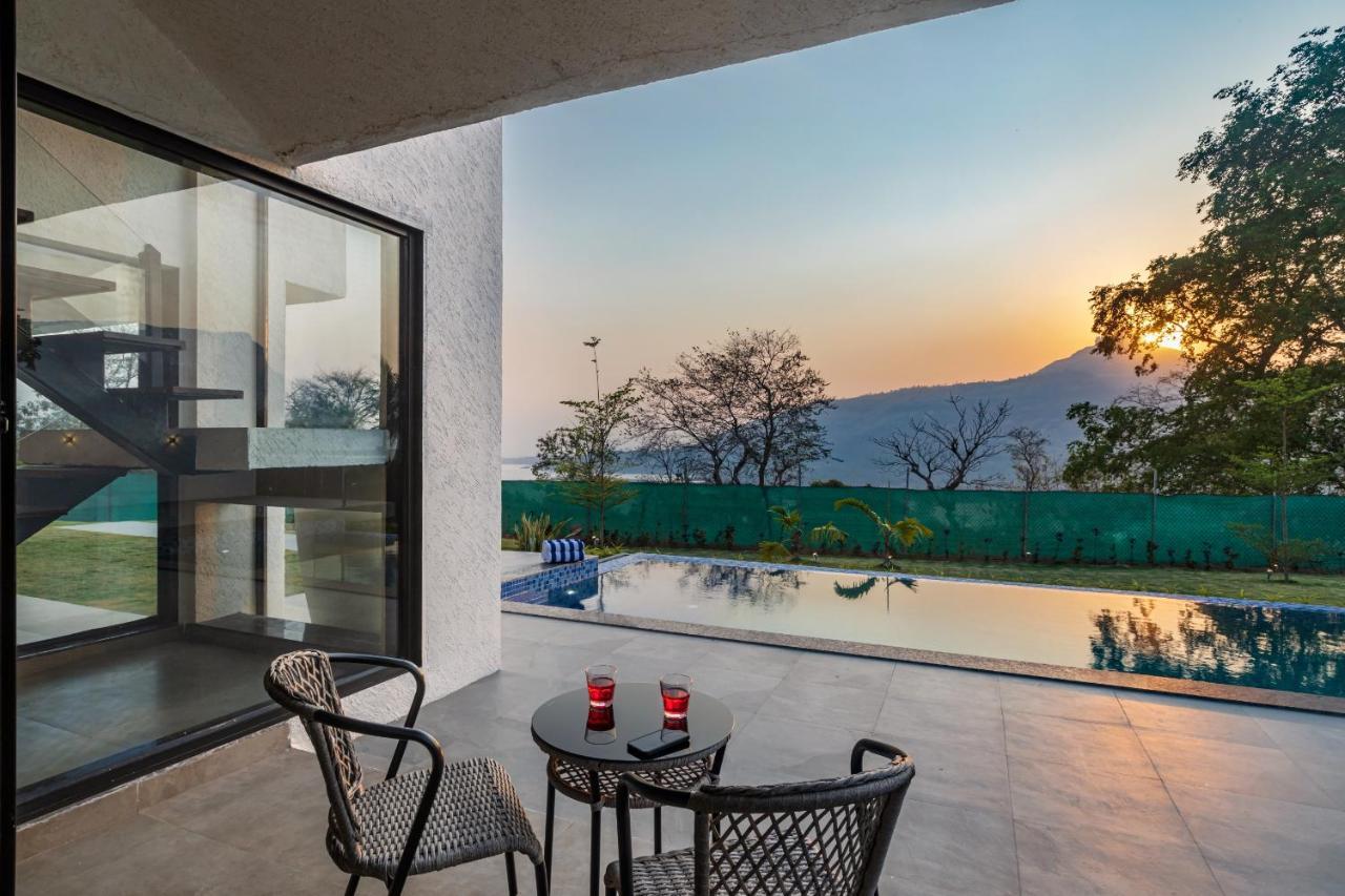 Saffronstays Stargazer, Karjat - Luxury Pool Villa With Lake View Buitenkant foto