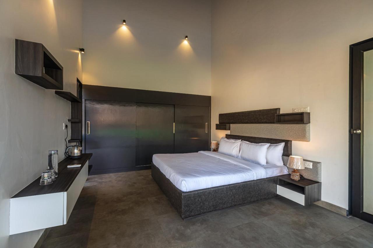 Saffronstays Stargazer, Karjat - Luxury Pool Villa With Lake View Buitenkant foto
